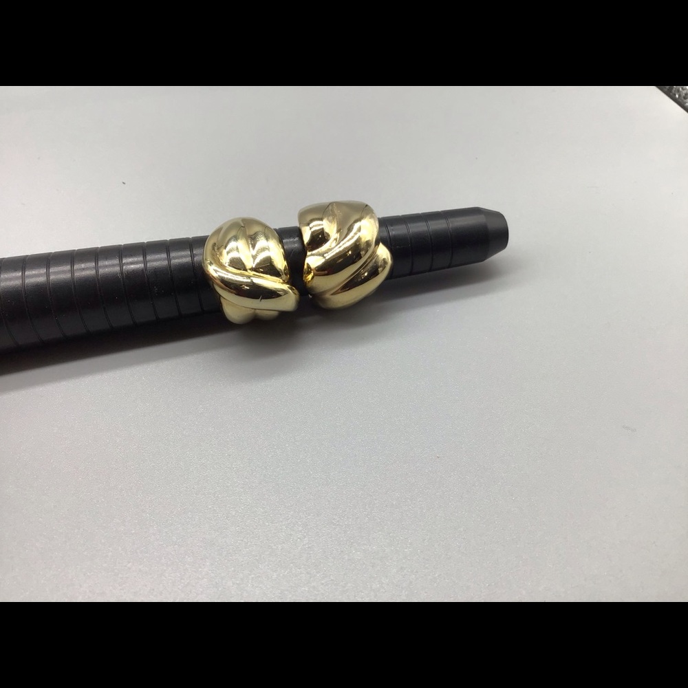 Set of 2 gold tone bold rings.